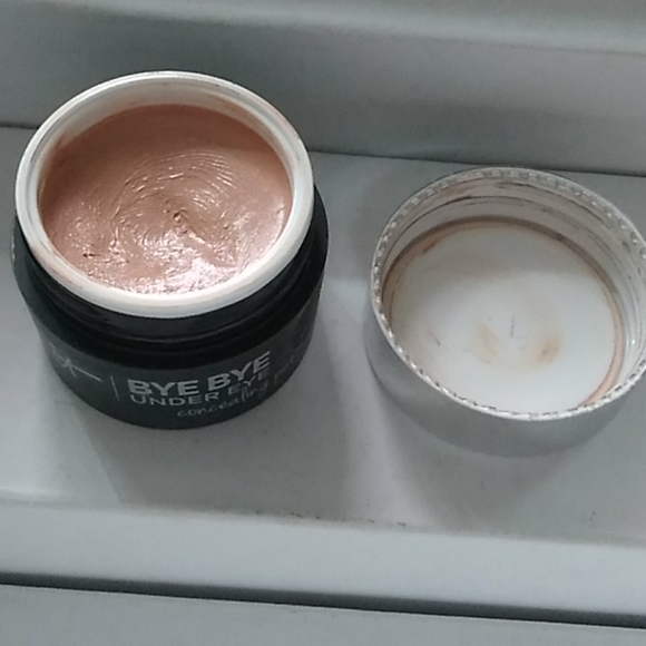 It cosmetics bye bye under eye concealing pot - Picture 2 of 3